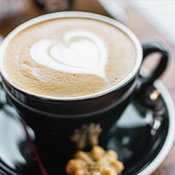 别只盯着爱游戏像不像，真正要看的是群邀请来源和客服身份